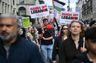 Thousands march in London in support of Palestinians